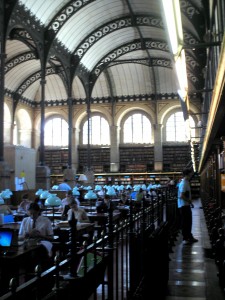 Bibliotheken haben ihren ganz eigenen Charme (hier: die Bibliothek Sainte-Geneviève in Paris).